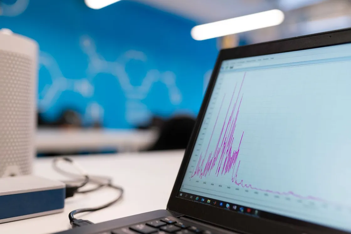 Operatore che controlla più monitor
